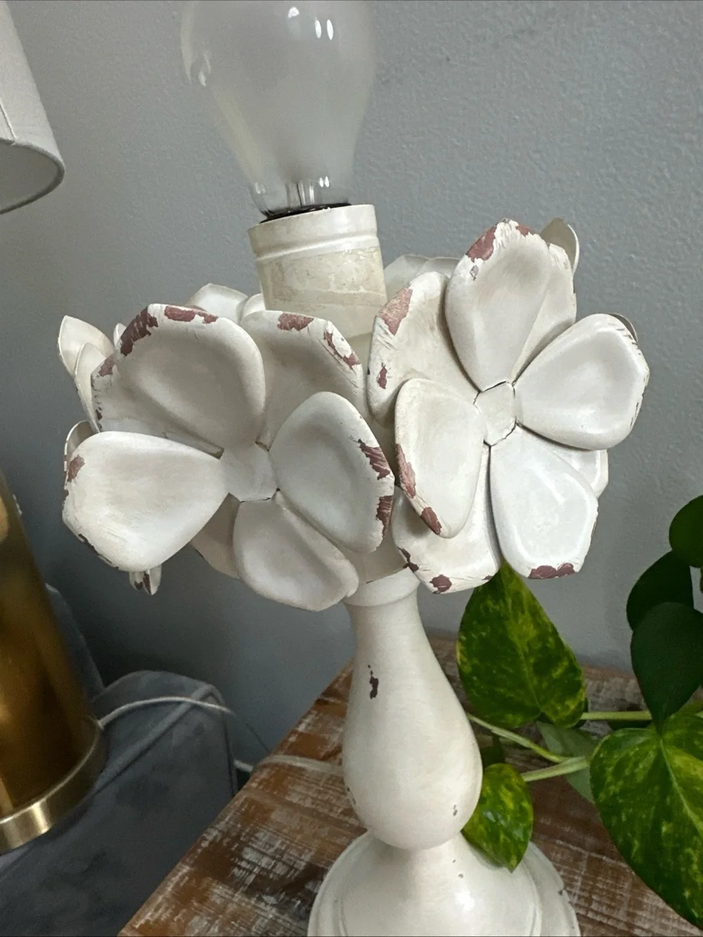 Distressed White Metal Flowers Blossom Table Top Lamp/Vintage Style Lamp Works